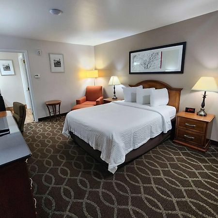 Ramada Bayside Inn & Suites Юрика Экстерьер фото