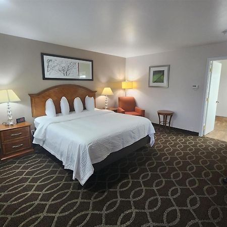 Ramada Bayside Inn & Suites Юрика Экстерьер фото