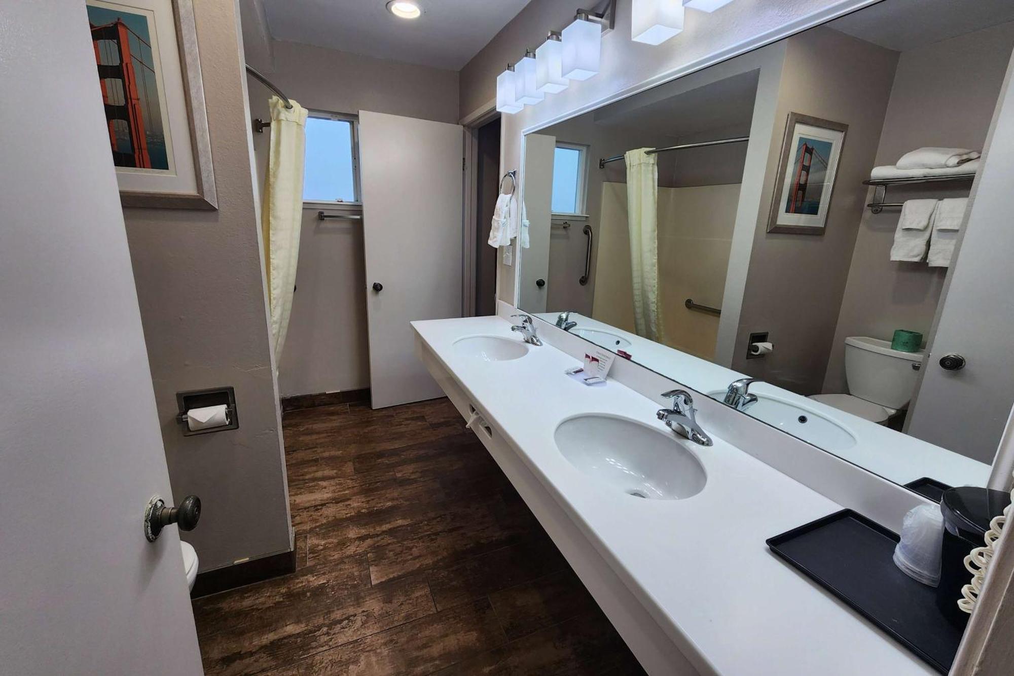 Ramada Bayside Inn & Suites Юрика Экстерьер фото