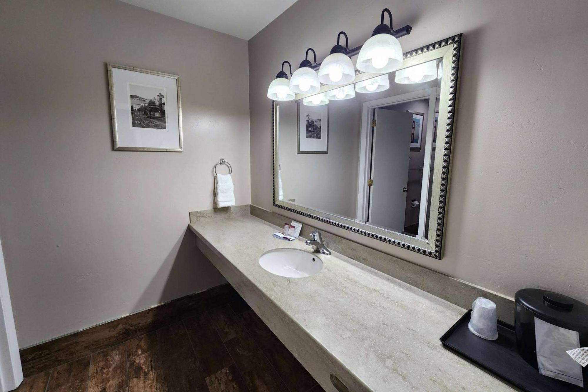 Ramada Bayside Inn & Suites Юрика Экстерьер фото