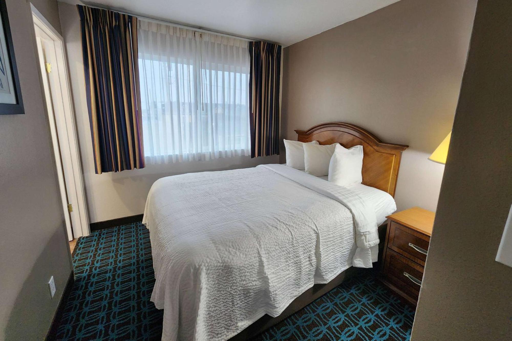 Ramada Bayside Inn & Suites Юрика Экстерьер фото