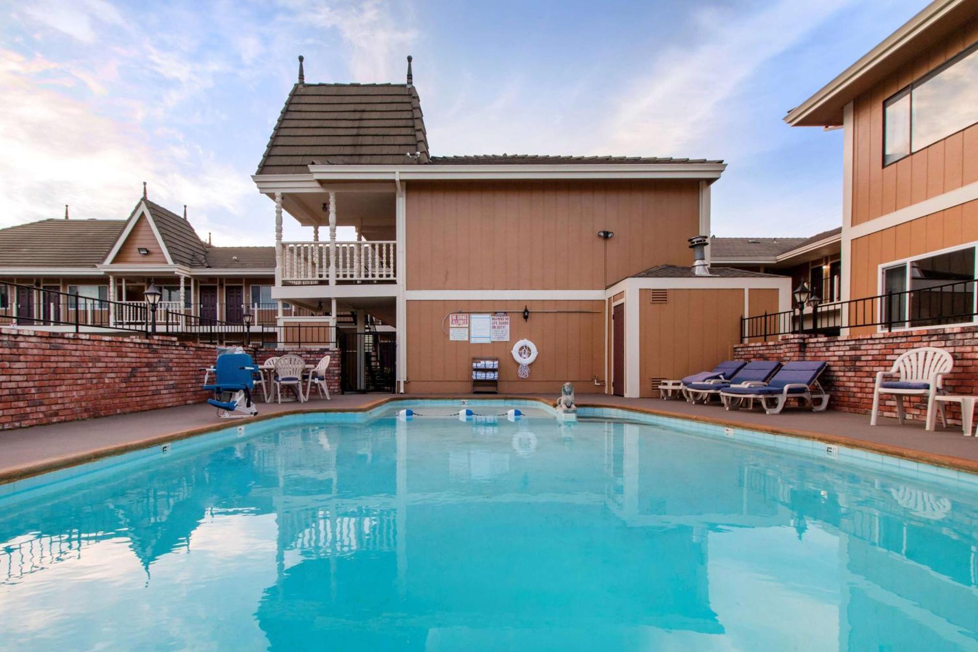 Ramada Bayside Inn & Suites Юрика Экстерьер фото