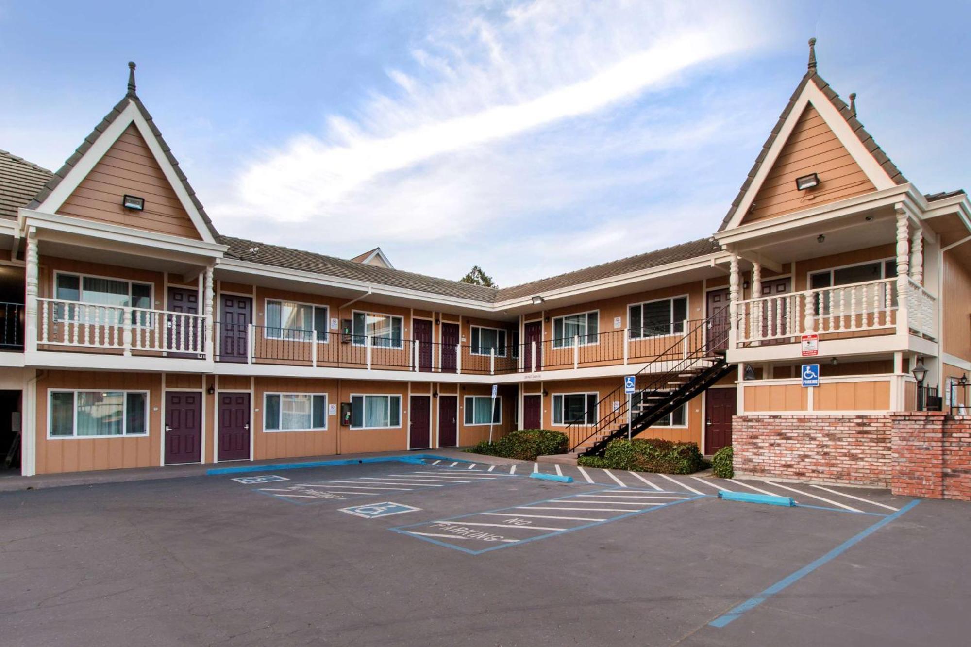 Ramada Bayside Inn & Suites Юрика Экстерьер фото