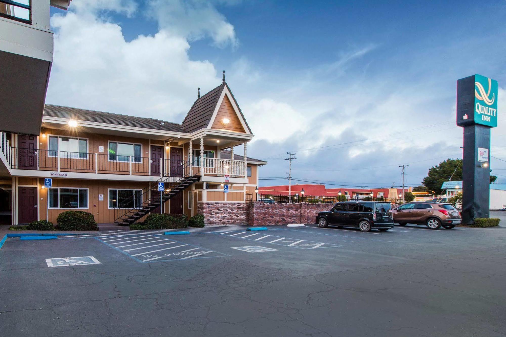 Ramada Bayside Inn & Suites Юрика Экстерьер фото